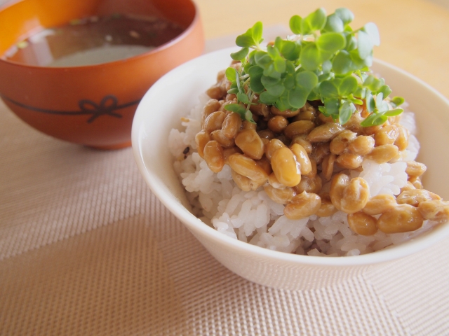 納豆など日本の朝ごはんのイメージ画像