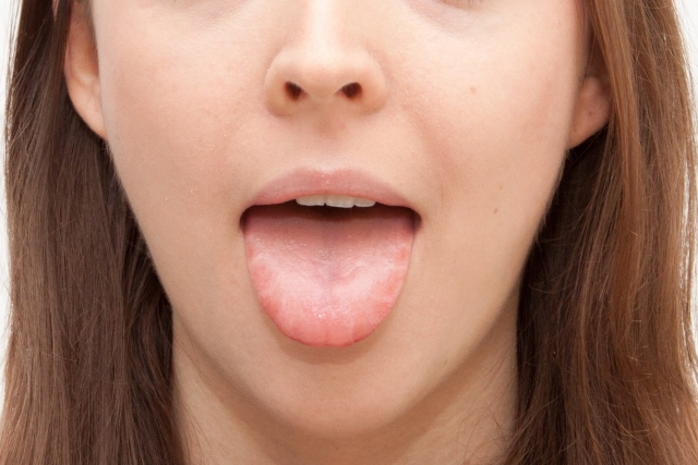 舌回し運動を行う女性のイメージ画像