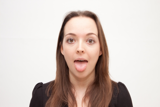 舌の筋トレをする女性のイメージ写真